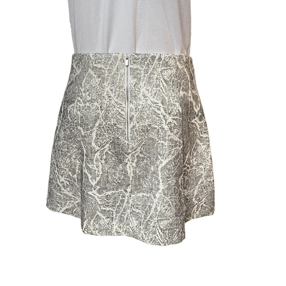 Banana Republic Pleated Mini Skirt in Winter Print Size: 8 - Picture 6 of 12